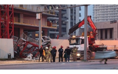 İZMİR BORNOVA\'DA İNŞAAT VİNÇ KAZASI