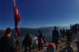 KOVADA AKBELEN ZİRVE BAYRAK DİKİM ETKİNLİĞİ