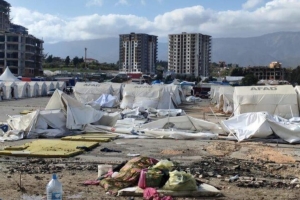 KUVVETLİ RÜZGAR DEPREMZEDELERİN ÇADIRLARINI YERLE BİR ETTİ