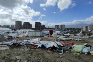 KUVVETLİ RÜZGAR DEPREMZEDELERİN ÇADIRLARINI YERLE BİR ETTİ