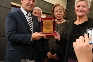 KADIN KOLLARI GENEL BAŞKANINA PLAKET