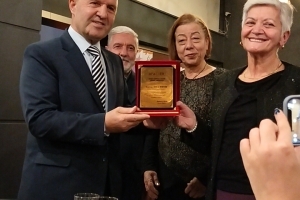 KADIN KOLLARI GENEL BAŞKANINA PLAKET
