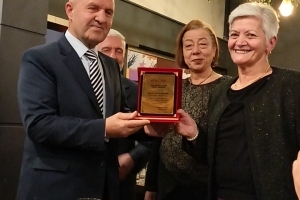 KADIN KOLLARI GENEL BAŞKANINA PLAKET