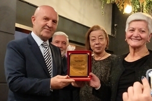 KADIN KOLLARI GENEL BAŞKANINA PLAKET