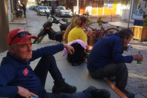 ALINLARINIZDAN ÖPSEK AZDIR