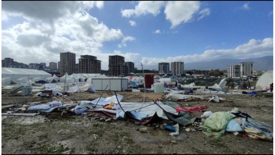 KUVVETLİ RÜZGAR DEPREMZEDELERİN ÇADIRLARINI YERLE BİR ETTİ