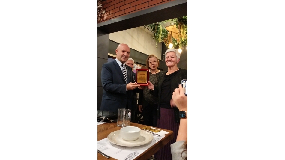 KADIN KOLLARI GENEL BAŞKANINA PLAKET